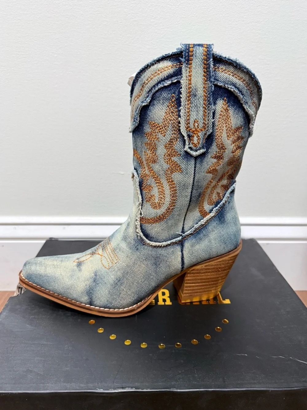 🔥NWT Arider Gurl Women’s Denim Embroidered Cowboy Boot Blue Size 6🔥